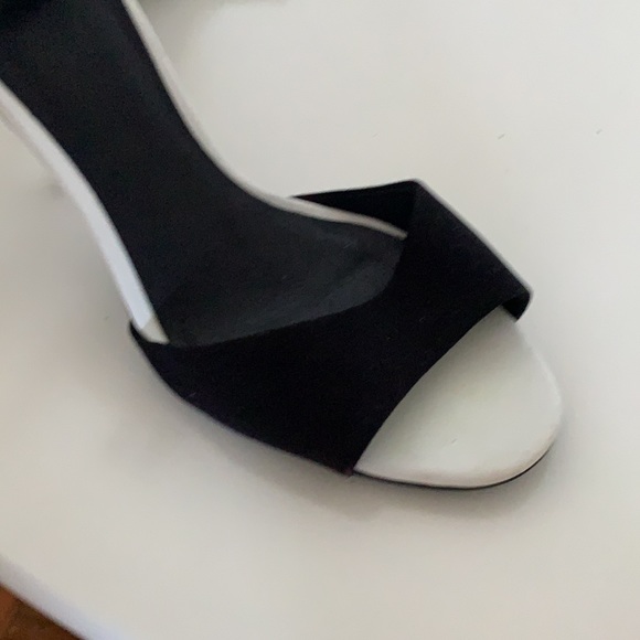 Heeled sandals in white and black - Picture 4 of 5